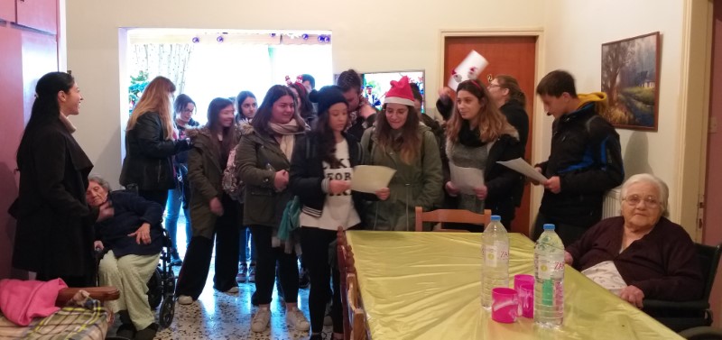 Τα παιδιά έψαλλαν τα κάλαντα στους Γέροντες (ΦΩΤΟ)