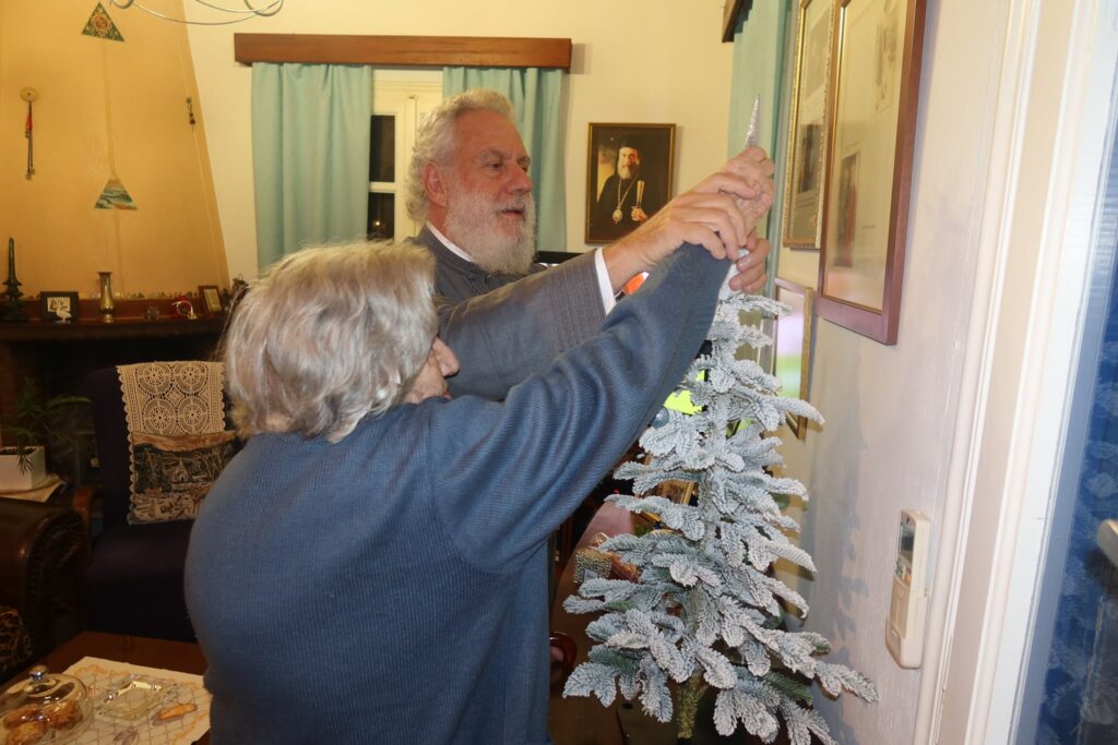 Στόλισε το χριστουγεννιάτικο δένδρο με τη μητέρα του