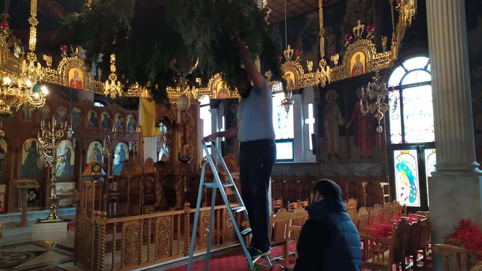 Στολίζοντας για Χριστούγεννα τον Ιερό Ναό στην Ορεστιάδα