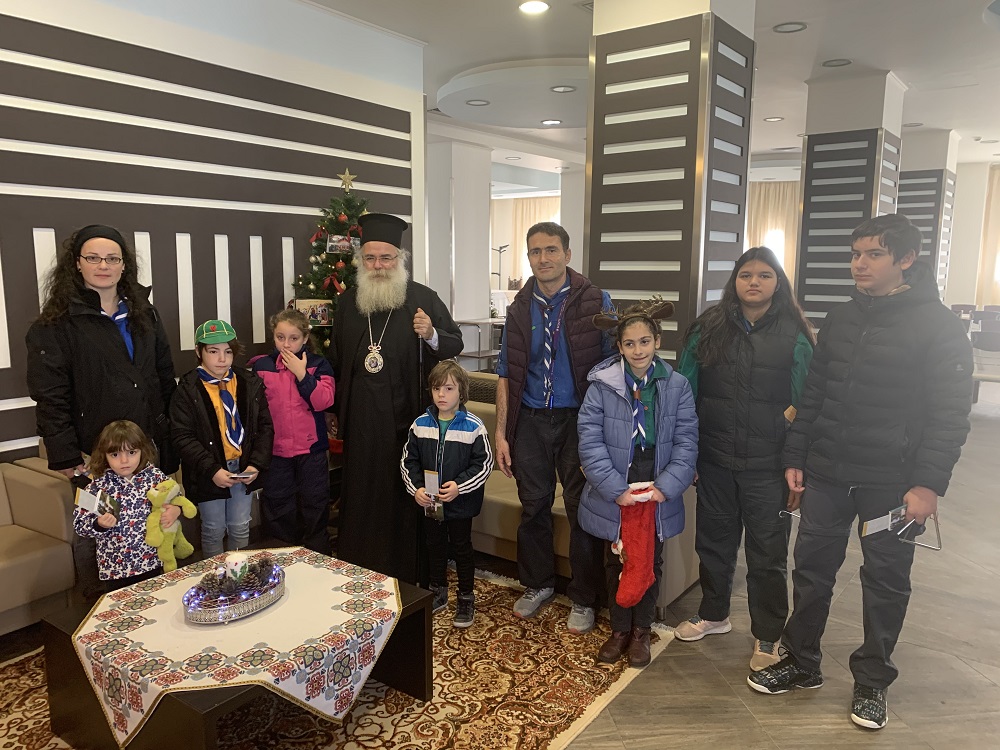 Πρόσκοποι της Ιεράπετρας είπαν τα Κάλαντα στον Μητροπολίτη