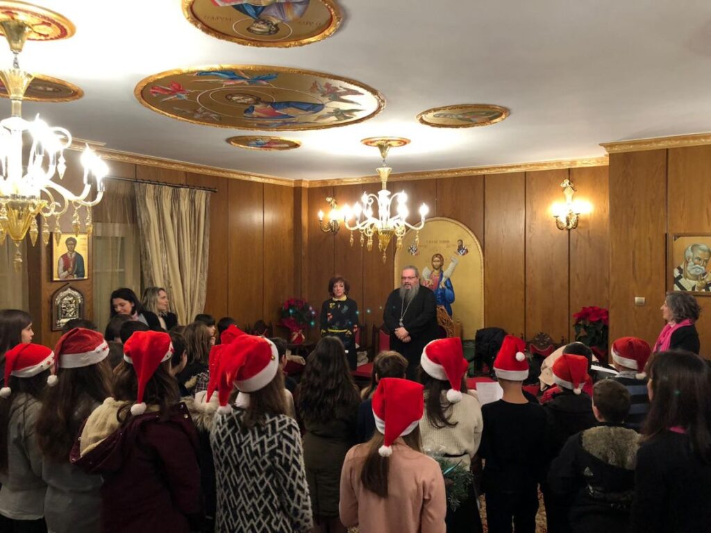 Μικροί μαθητές είπαν τα Κάλαντα στον Ποιμενάρχη τους (ΦΩΤΟ)