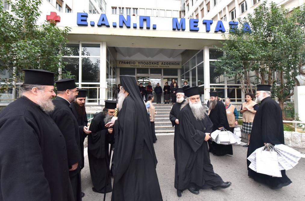 Ο Πειραιώς Σεραφείμ στα δύο μεγάλα νοσηλευτικά ιδρύματα