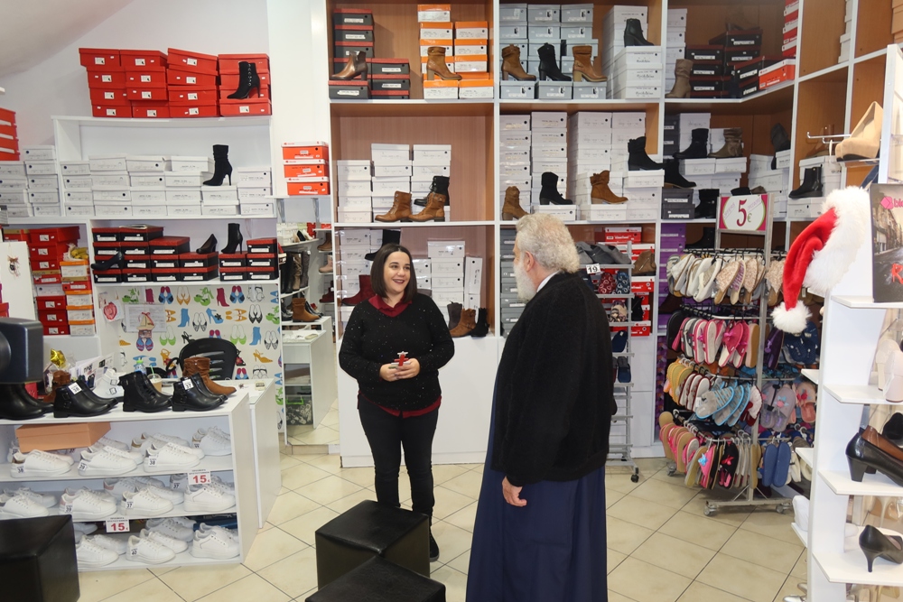 Βόλτα μέσα στη βροχή και σε κάθε μαγαζί της Ερμούπολης