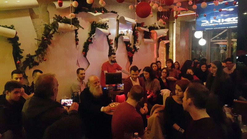 Ο Μητροπολίτης Γρεβενών με τους νέους στο καφέ Gallery