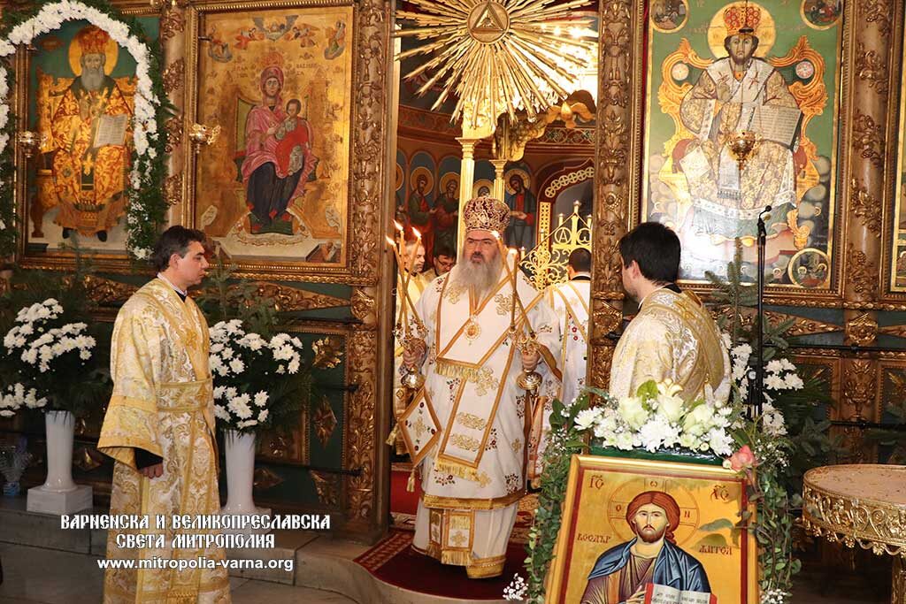 Храмов празник с архиерейска служба за Атанасовден в старата митрополитска църква на Варна