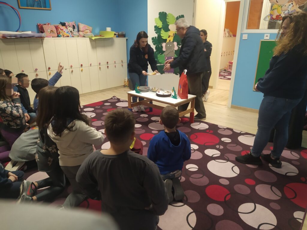 Χαμόγελα κατά την κοπή της Βασιλόπιτας στο νηπιαγωγείο της ΙΜ Μαντινείας