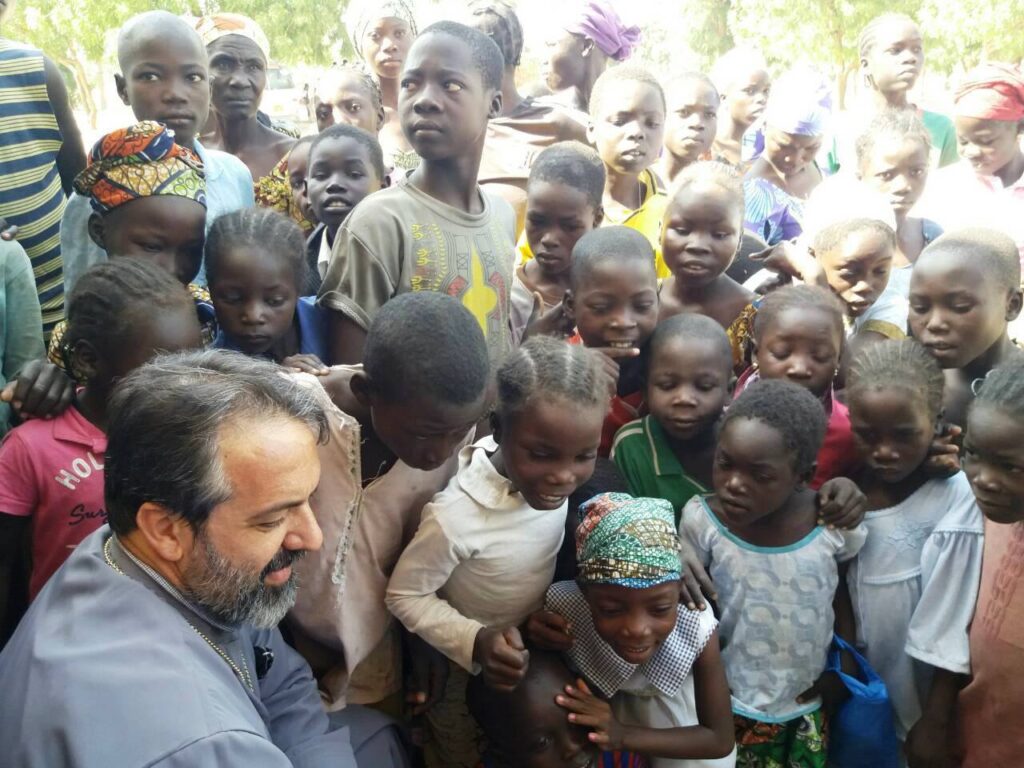 Ο χορός στο…Καμερούν μετά τη θεία λειτουργία!