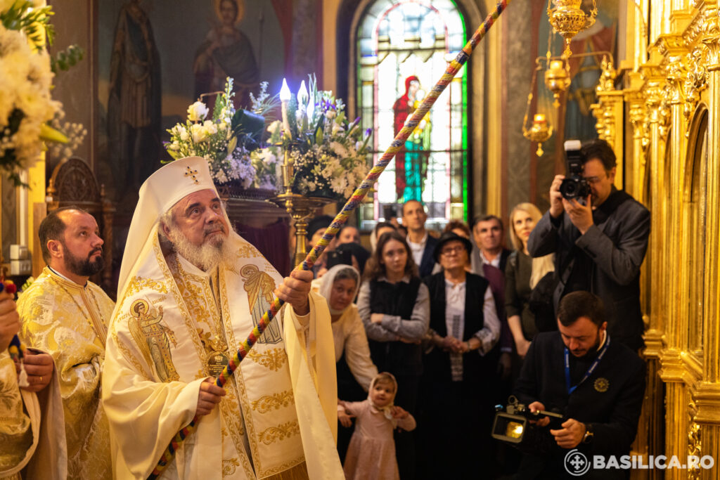 Catapeteasma este o Evanghelie pictată, a spus Patriarhul la sfinţirea iconostasului Bisericii Militari I