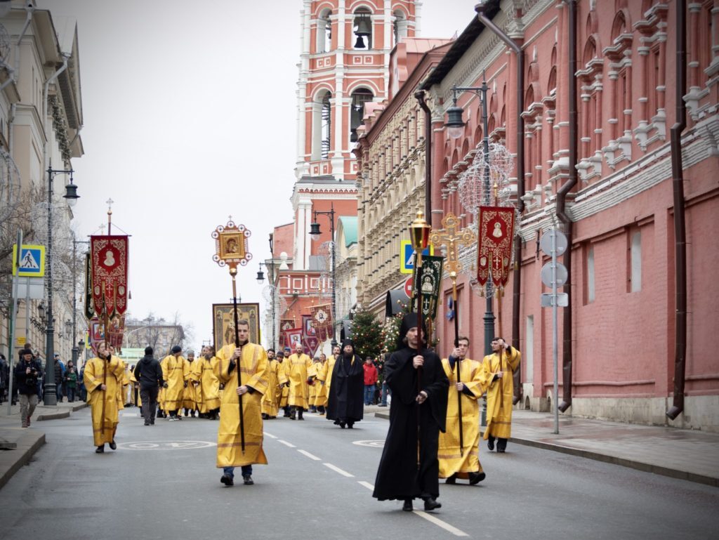 В день памяти святителя Петра в центре Москвы прошел крестный ход