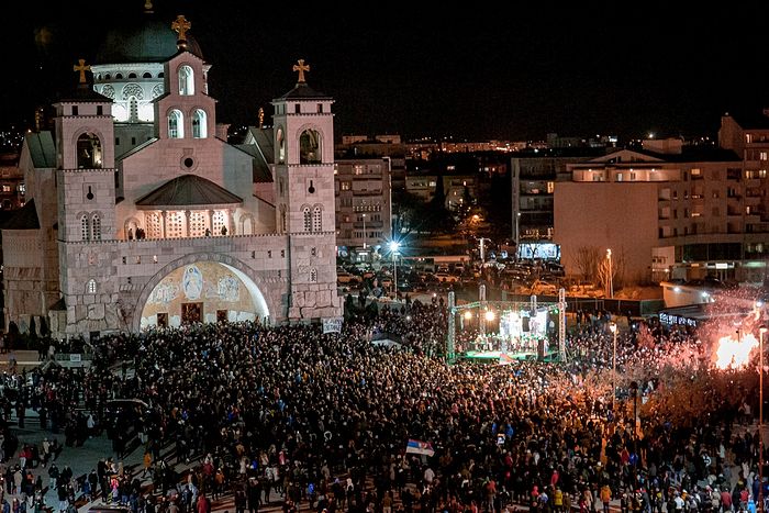 МИТРОПОЛИТ АМФИЛОХИЈЕ НАКОН НАЛАГАЊА БАДЊАКА ПРЕД ПОДГОРИЧКИМ САБОРНИМ ХРАМОМ: ОВО ЈЕ ЧУДО БОЖИЈЕ (ВИДЕО)