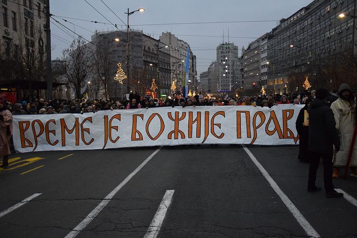 МНОГОТЫСЯЧНЫЙ КРЕСТНЫЙ ХОД В ПОДДЕРЖКУ ВЕРУЮЩИХ ЧЕРНОГОРИИ ПРОШЕЛ В БЕЛГРАДЕ