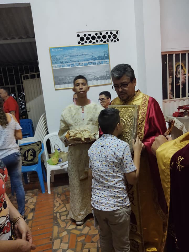 Ο Ορθόδοξος κληρικός που υποδέχεται τους μετανάστες στα σύνορα Βενεζουέλας – Κολομβίας!