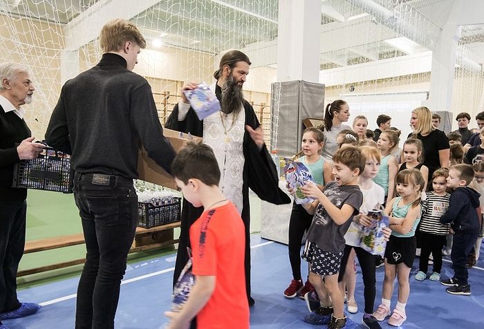 МИТРОПОЛИТ ПСКОВСКИЙ ТИХОН ОТКРЫЛ НОВЫЙ СПОРТИВНЫЙ ЗАЛ В ПАЛОМНИЧЕСКОМ ЦЕНТРЕ ПСКОВО-ПЕЧЕРСКОГО МОНАСТЫРЯ