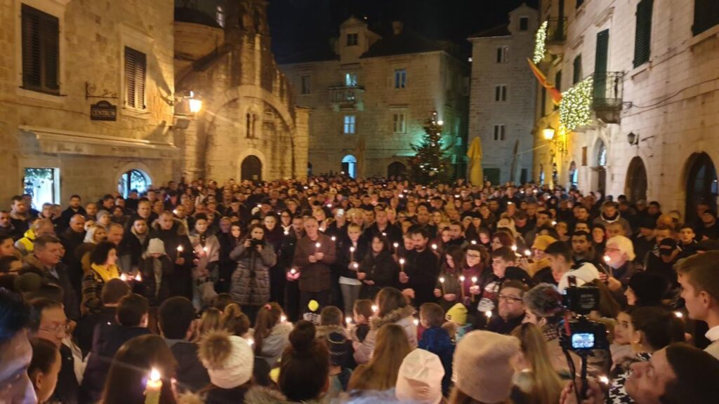 Которани у великом броју на литији кроз Стари град