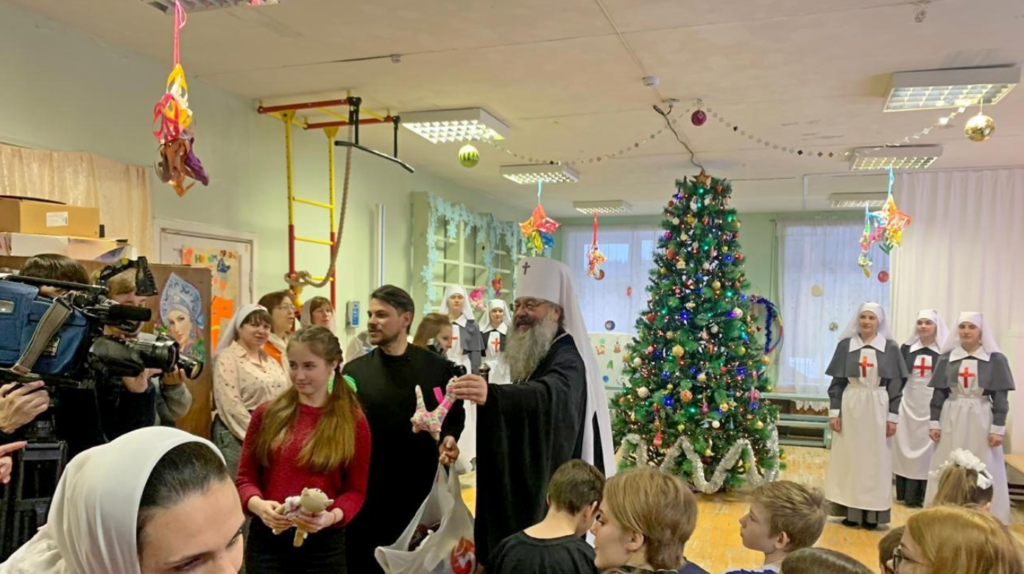 Поделиться Рождественской радостью: митрополит Кирилл поздравил с Рождеством Христовым маленьких пациентов противотуберкулезного диспансера