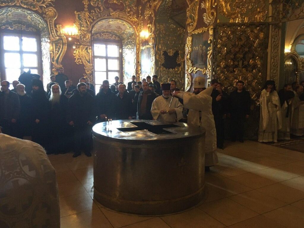 Освящение воды и большая литургия. Как в Троице-Сергиевой Лавре подготовились к Крещению