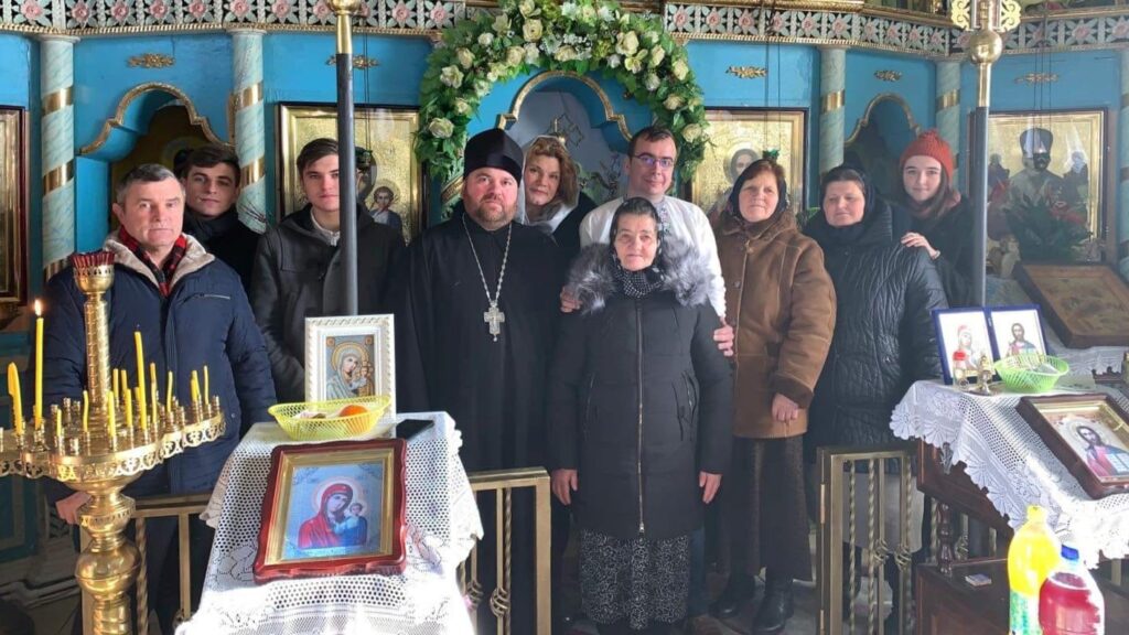 Periplul unui profesor de religie pe ambele maluri ale Prutului a bucurat de sărbători zeci de familii