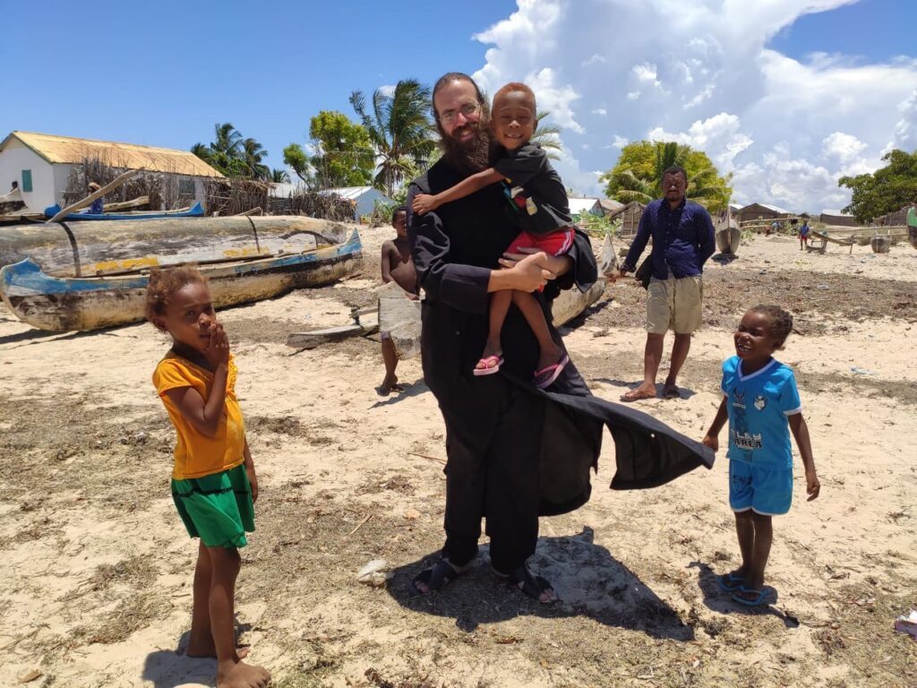 Ο “Πολύτεκνος πατέρας” χιλιάδων παιδιών της Αφρικής!