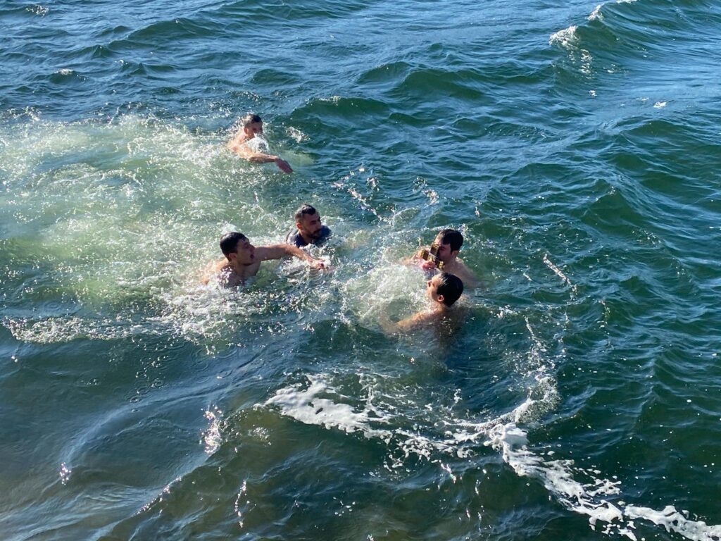 Βούτηξαν για τον σταυρό στην παγωμένη λίμνη