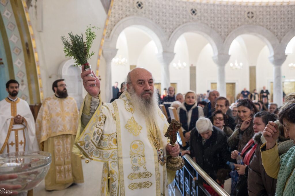 Momente nga Shërbesa e Bekimit të Madh të Ujit në të gjithë vendin