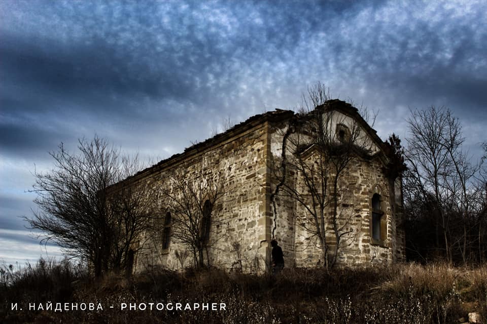 Православен храм изплува от язовир Огоста