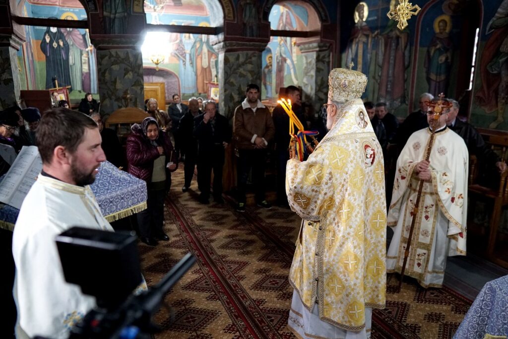 Biserica parohiei Oiești Pământeni, veche de aproape două secole, a primit vizita IPS Calinic