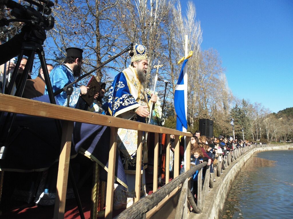 Βούτηξαν για τον Τίμιο Σταυρό παρά το δριμύ ψύχος στις Σέρρες