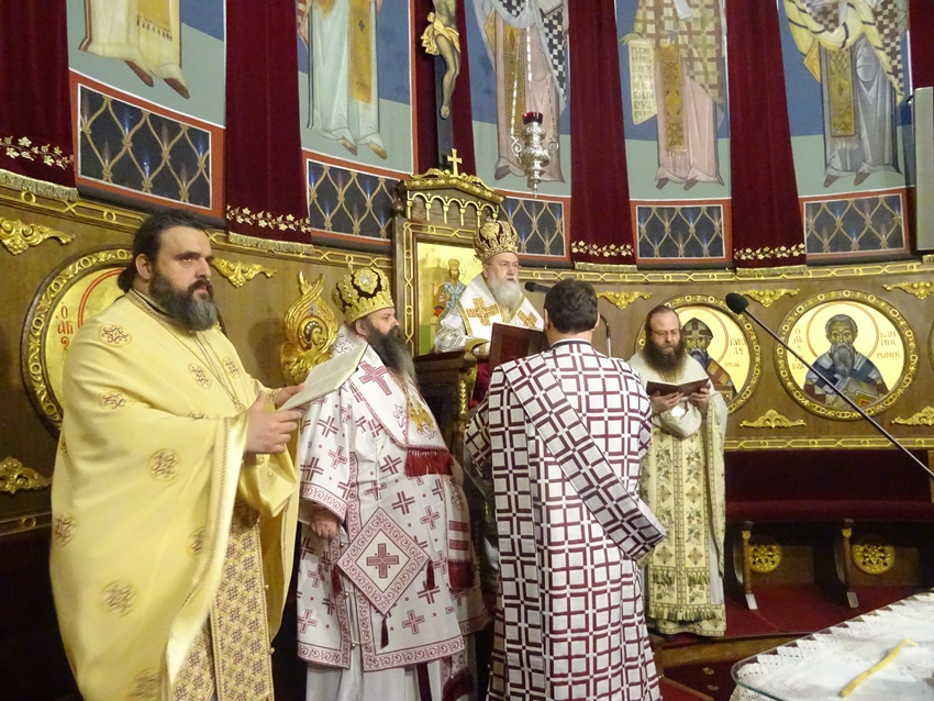 Ο Μητροπολίτης Κορίνθου ευχήθηκε σε μαθητές και εκπαιδευτικούς