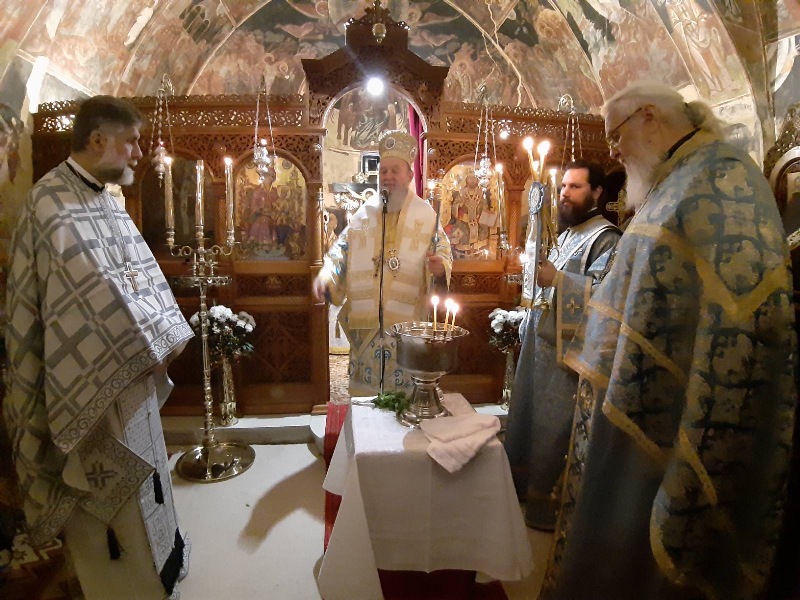 Ψάλλοντας το κοντάκιο «Εν τοις ρείθροις σήμερον του Ιορδάνου…»