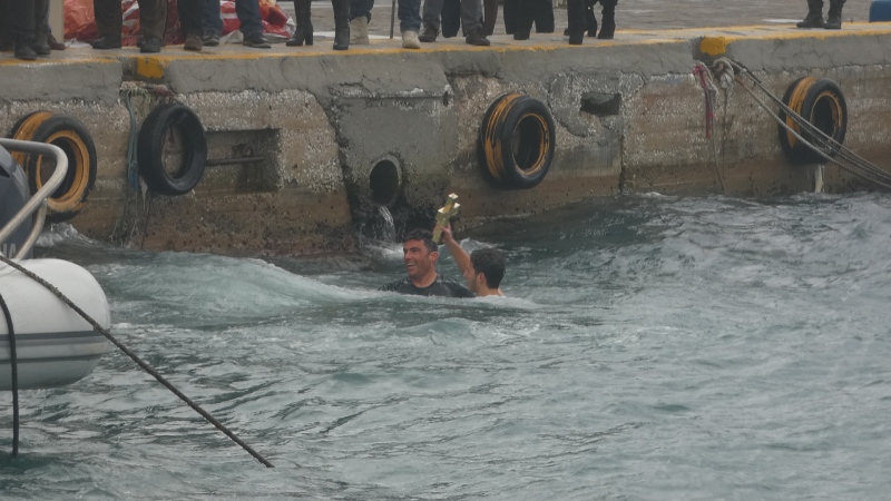 Στα παγωμένα νερά της Πάρου για να πιάσουν τον Σταυρό