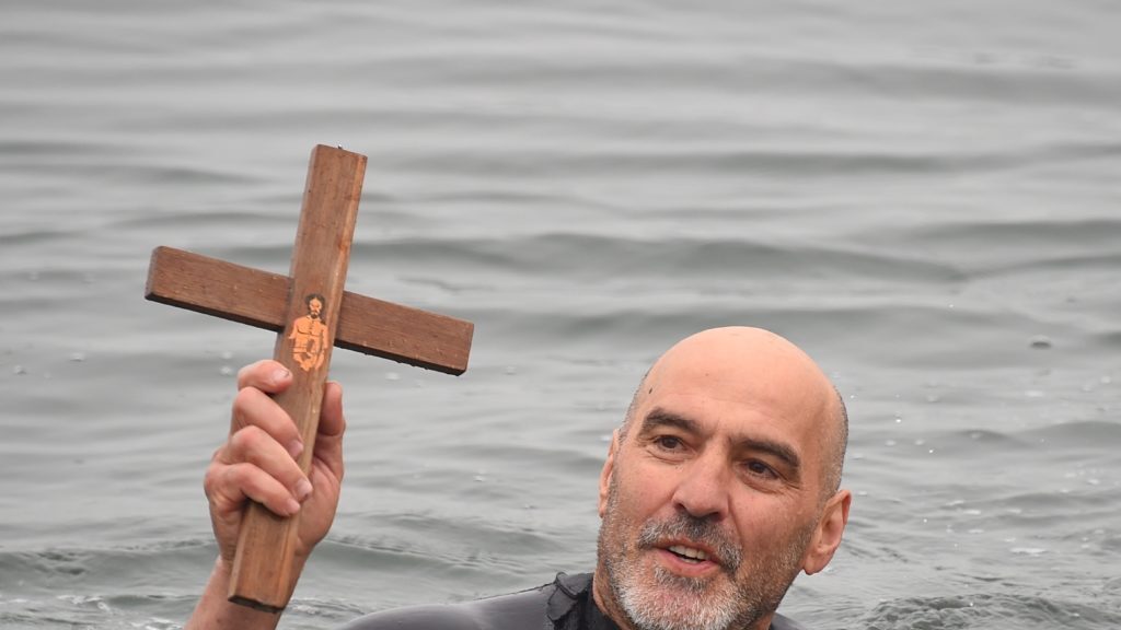 Βούτηξαν για τον σταυρό στη Μελβούρνη