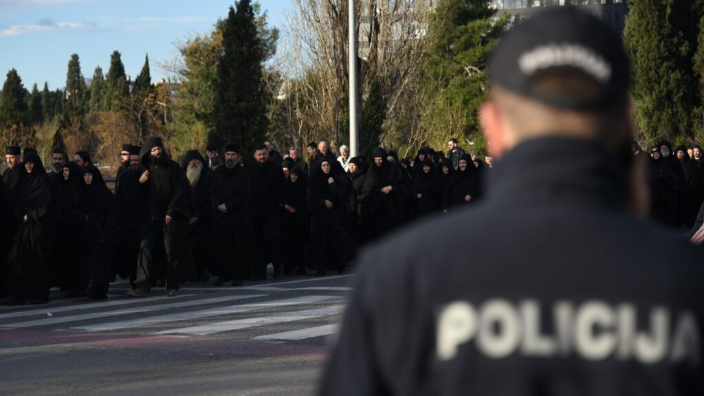 Μαυροβούνιο: “Προσευχές και πορείες” ενάντια στον νόμο