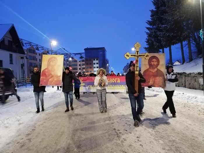 Уз Божићне хладне дане Дурмиторци Цркву бране