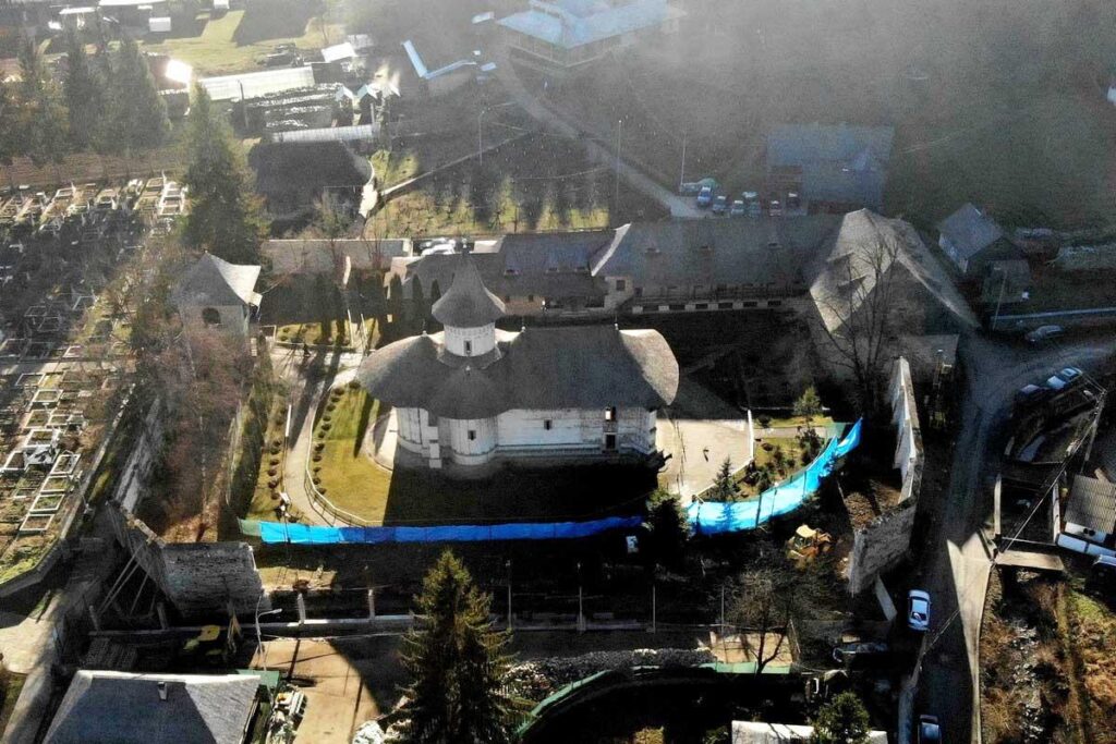 Lucrări de construcţie la zidul istoric al Mănăstirii Voroneţ