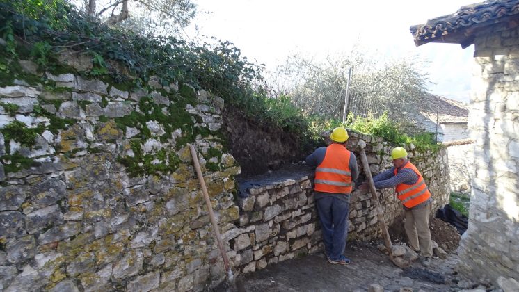 Rehabilitohet muri rrethues pranë kishës së “Shën Kollit” në Kalanë e Beratit