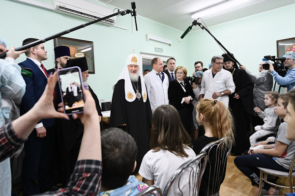 В праздник Рождества Христова Святейший Патриарх Кирилл посетил детскую больницу в Москве