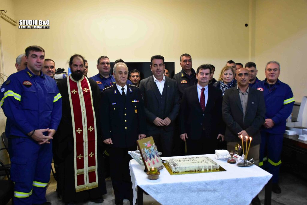 ΝΑΥΠΛΙΟ: Ιερέας εθελοντής πυροσβέστης ευλόγησε τους συναδέλφους του