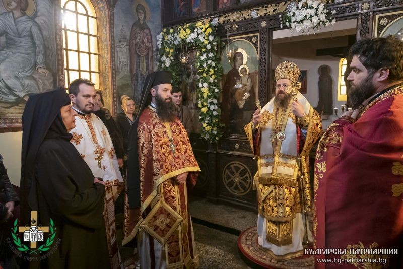Храмов празник с архиерейска св. Литургия в Чепинския манастир „Св. Три светители“