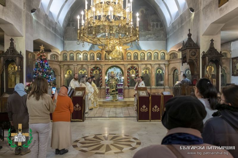Столичният храм „Св. ап. Петър и Павел“ посрещна своя зимен празник с архиерейска св. Литургия