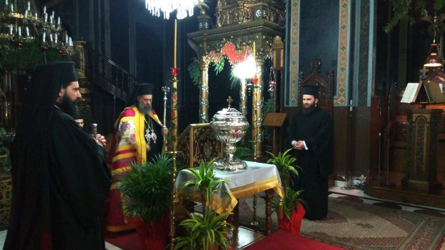 Ο Σεβασμιώτατος αντάμειψε τους 7 τολμηρούς που βούτηξαν στο νερό