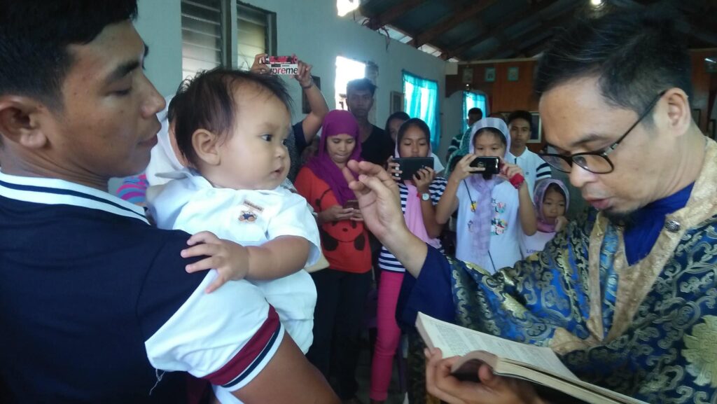 Η ΦΩΤΟΓΡΑΦΙΑ ΤΗΣ ΗΜΕΡΑΣ: “Βάπτιση στις Φιλιππίνες – Εμμανουήλ!”