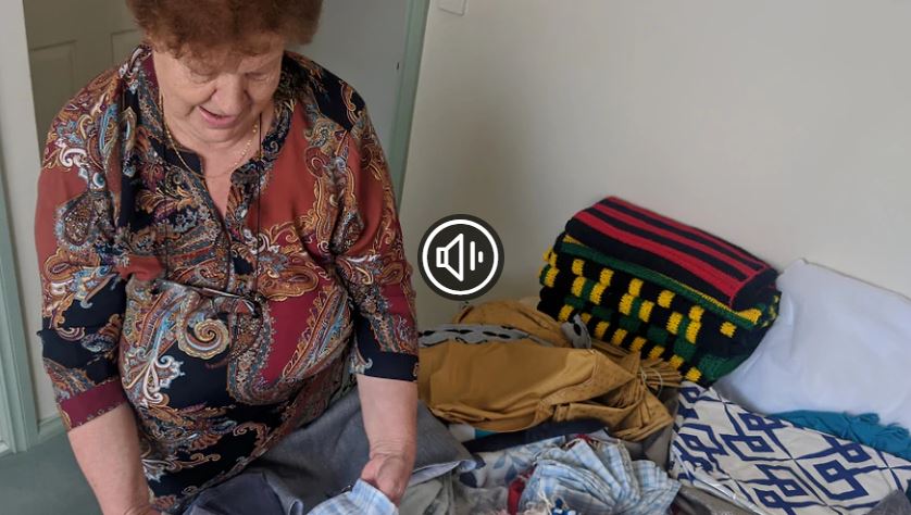 Ελληνίδα γιαγιά έφτιαξε 1.000 γάντια για τα κοάλα των φωτιών