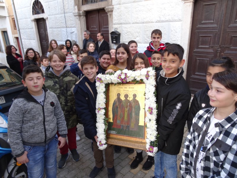 Η ΦΩΤΟΓΡΑΦΙΑ ΤΗΣ ΗΜΕΡΑΣ: “Οι Τρεις Ιεράρχες ανήκουν στα παιδιά”