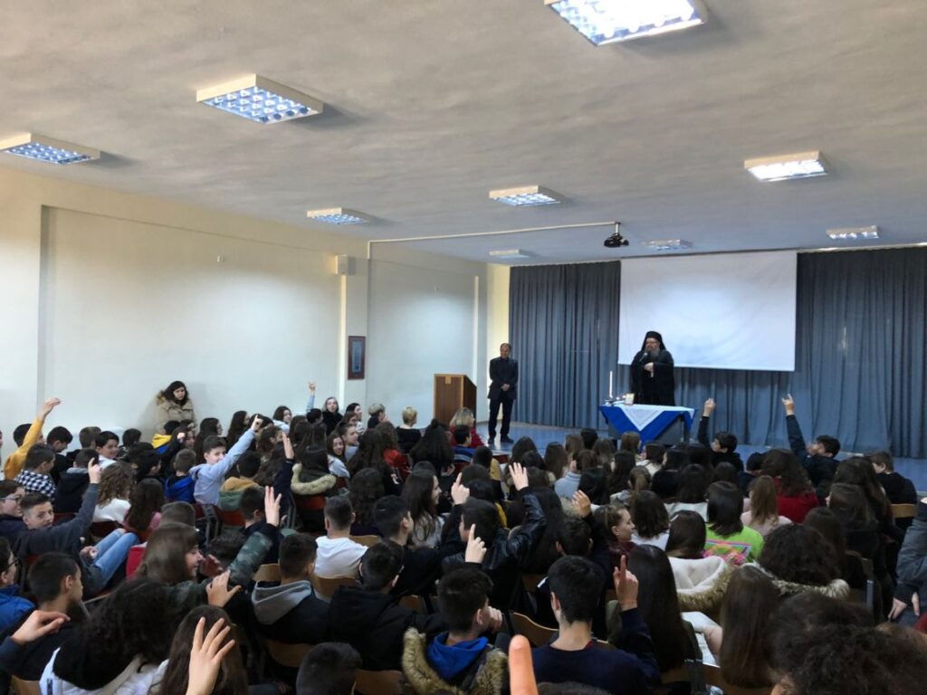 Οι μαθητές υποδέχτηκαν τον Μητροπολίτη Λαρίσης (ΦΩΤΟ)