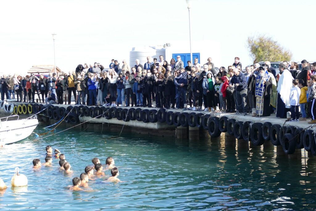 Βούτηξαν στα παγωμένα νερά του Παραλιμνίου