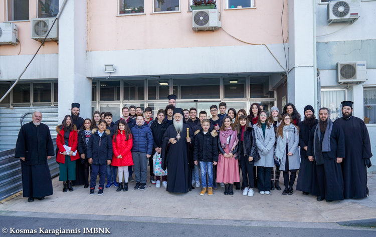 Δίπλα στους ασθενείς της Βέροιας ο Μητροπολίτης μαζί με νέους