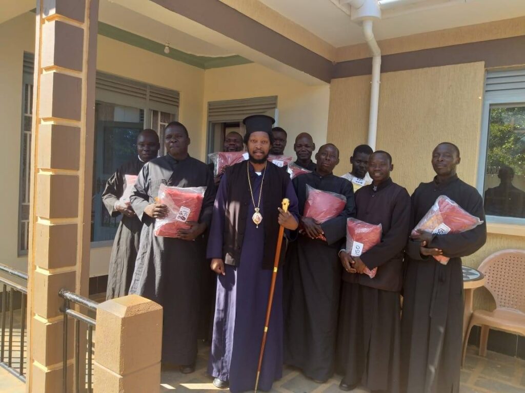 Νέα άμφια παρέλαβαν κληρικοί στην Ουγκάντα