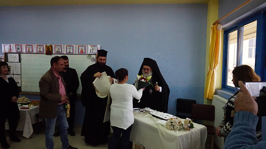 Κοντά στους μικρούς μαθητές ο Μητροπολίτης Μακάριος