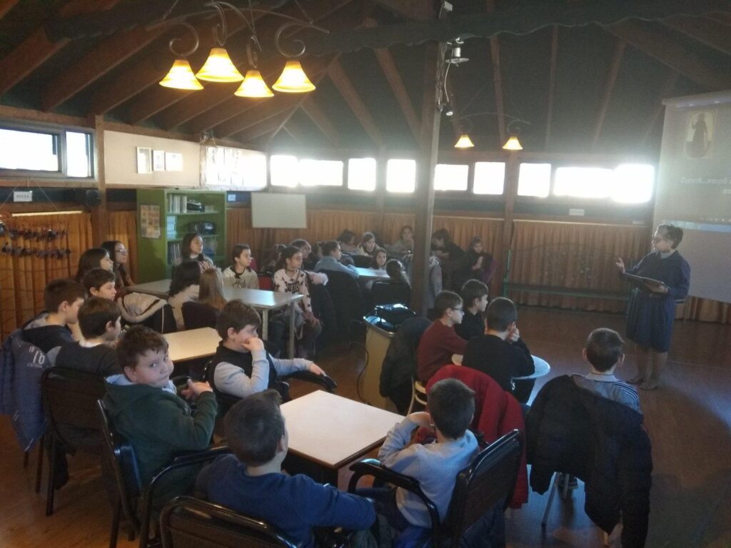 Τα παιδιά ενθουσιάστηκαν με την ύπαρξη της ξυλόσομπας