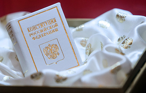 В Госдуме предложили начать дискуссию об упоминании Бога в Конституции